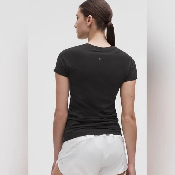 Lululemon Swiftly Tech Short-Sleeve Shirt in Black. Size 10 - Picture 2 of 5